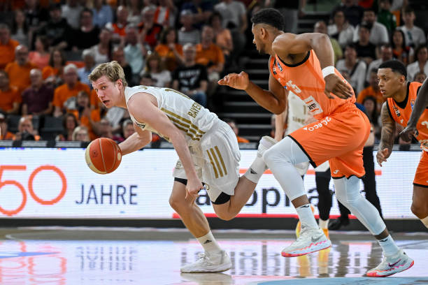 反手压制以 反手压制以